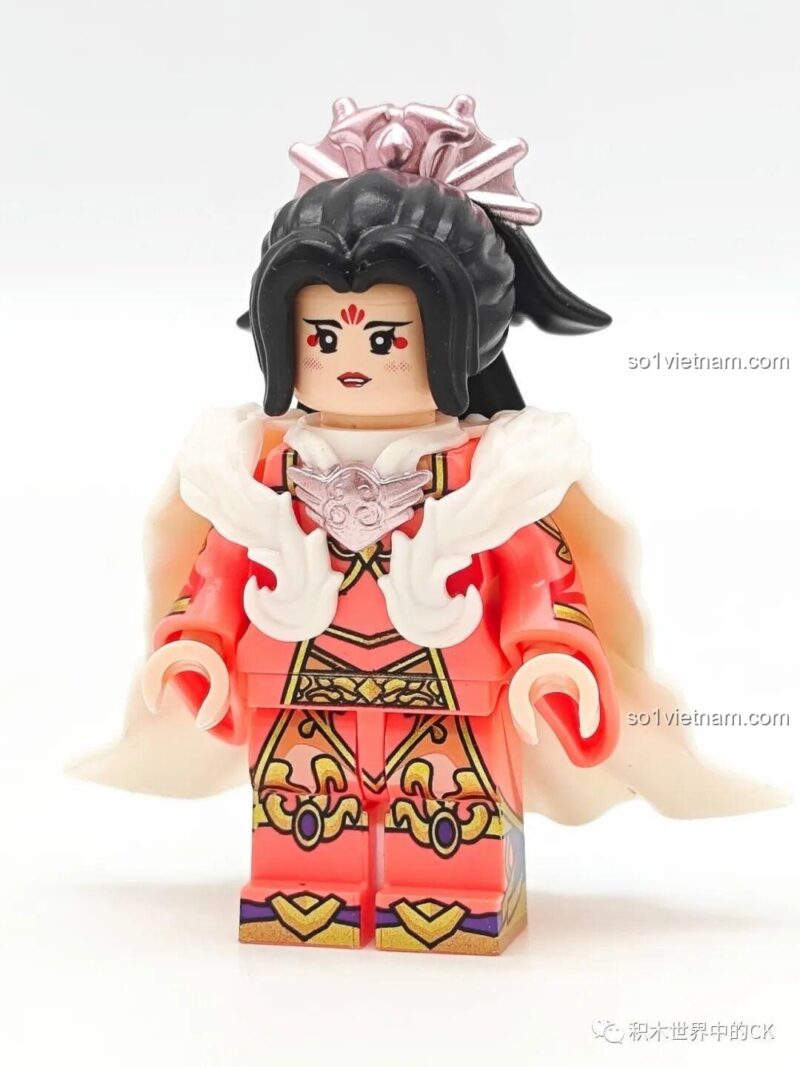 Nhân vật Tôn Ngộ Không với gậy Như Ý, áo vàng, mặt đỏ, khỉn, vòng Kim Cô và mũ vàng trong bộ lắp ghép minifigure Decool Giấc Mộng Tây Du