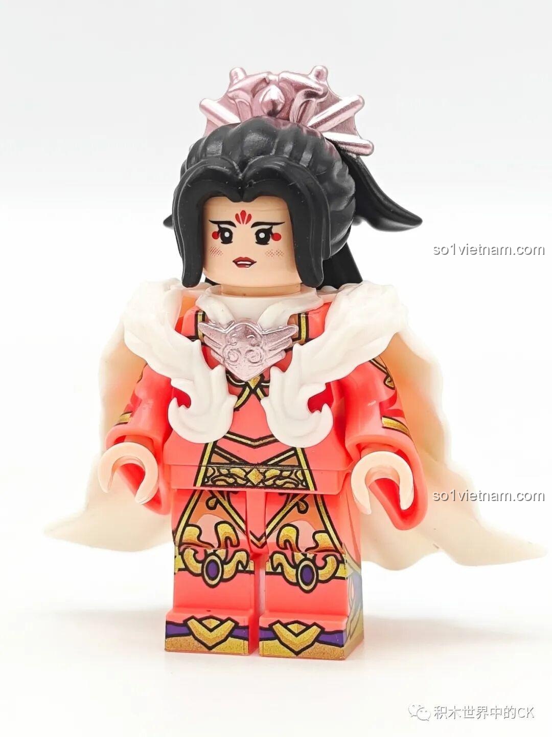 Nhân vật Tôn Ngộ Không với gậy Như Ý, áo vàng, mặt đỏ, khỉn, vòng Kim Cô và mũ vàng trong bộ lắp ghép minifigure Decool Giấc Mộng Tây Du