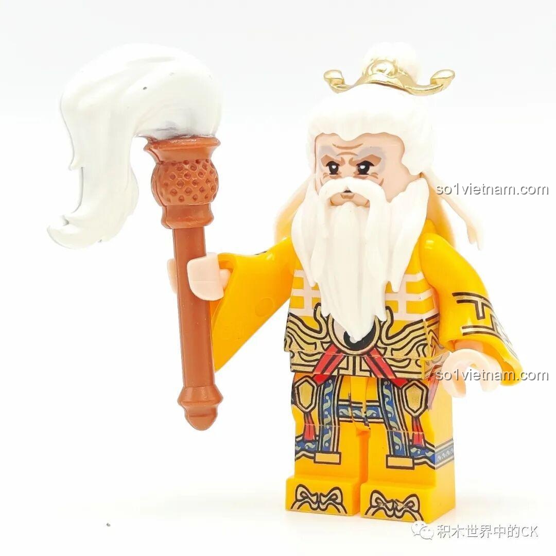 Nhân vật Tôn Ngộ Không với gậy Như Ý, áo vàng và mặt đỏ trong bộ lắp ghép minifigure Decool Giấc Mộng Tây Du