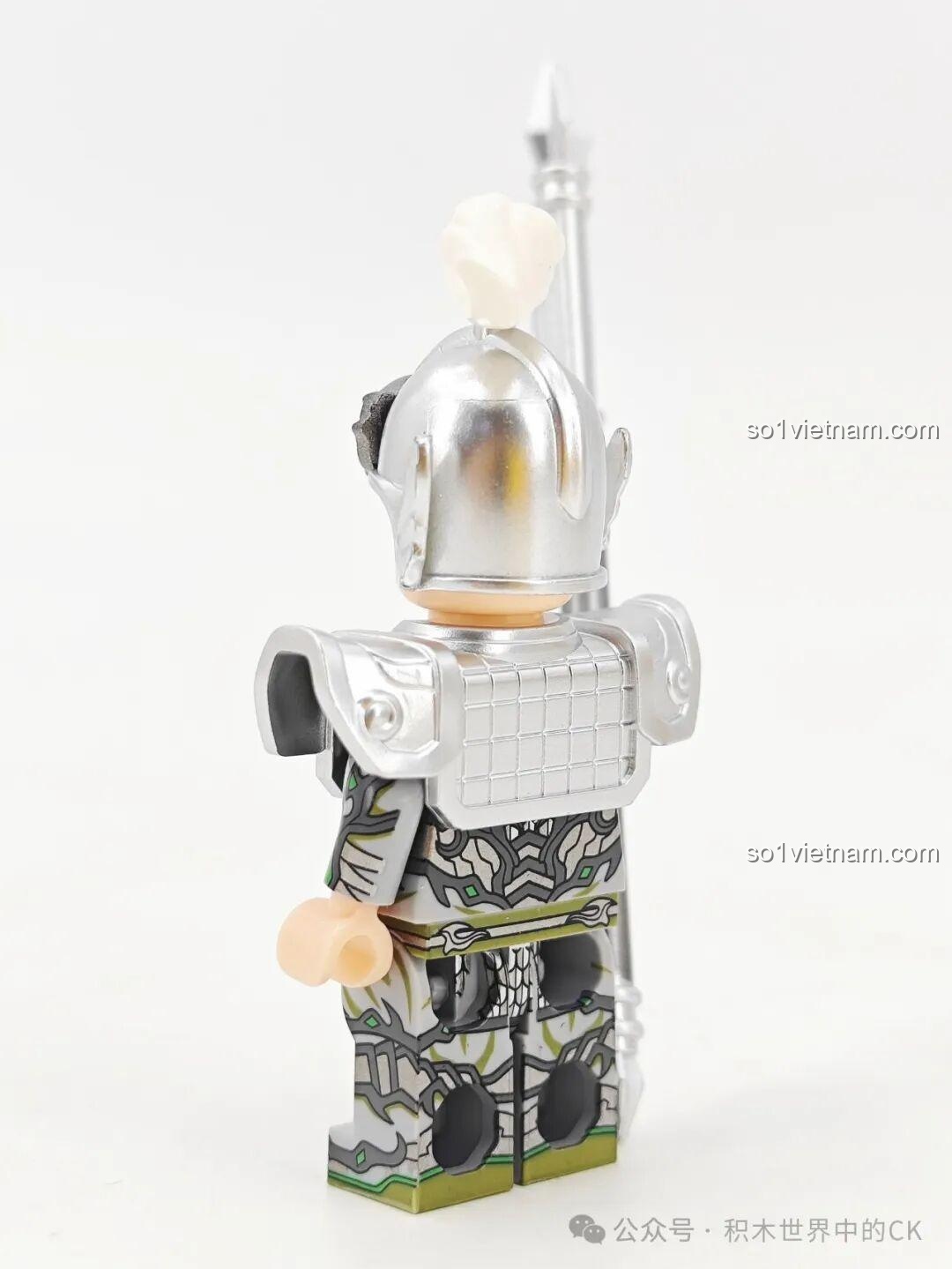 Hạc Binh Decool 30322 với vũ khí trên tay.