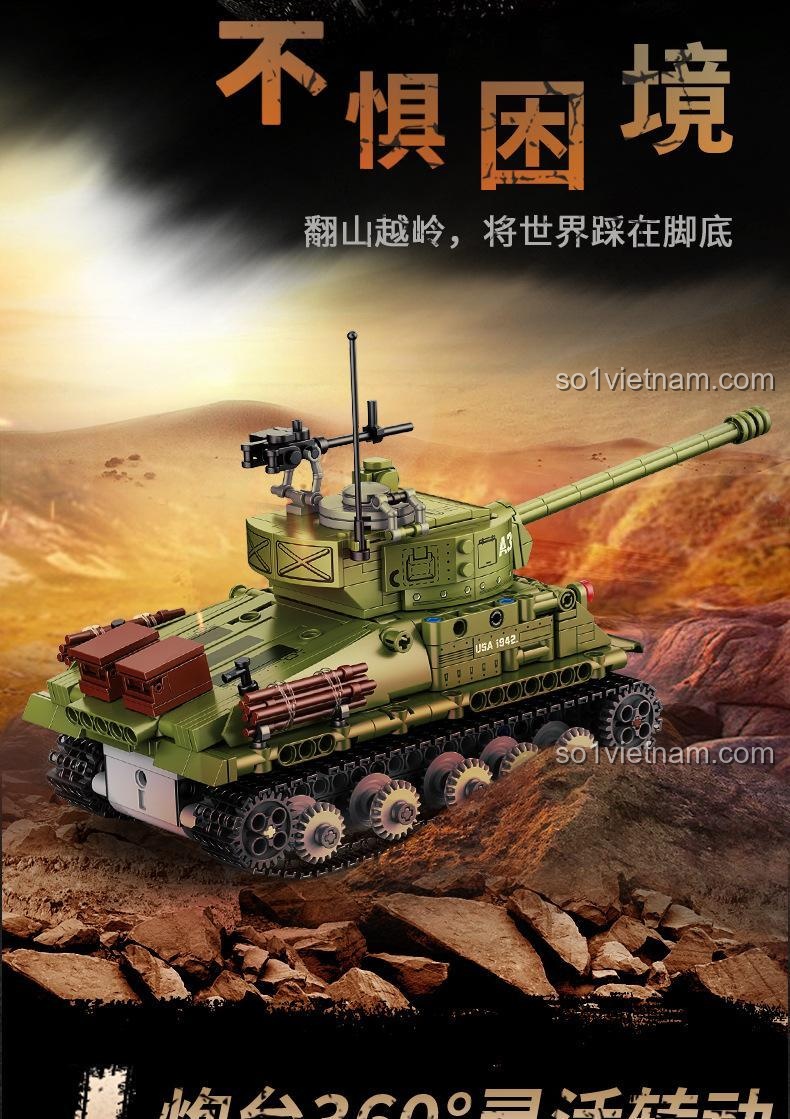 Mô hình xe tăng M4A3 3908 của Decool đang vượt địa hình, thể hiện sức mạnh và khả năng di chuyển linh hoạt.