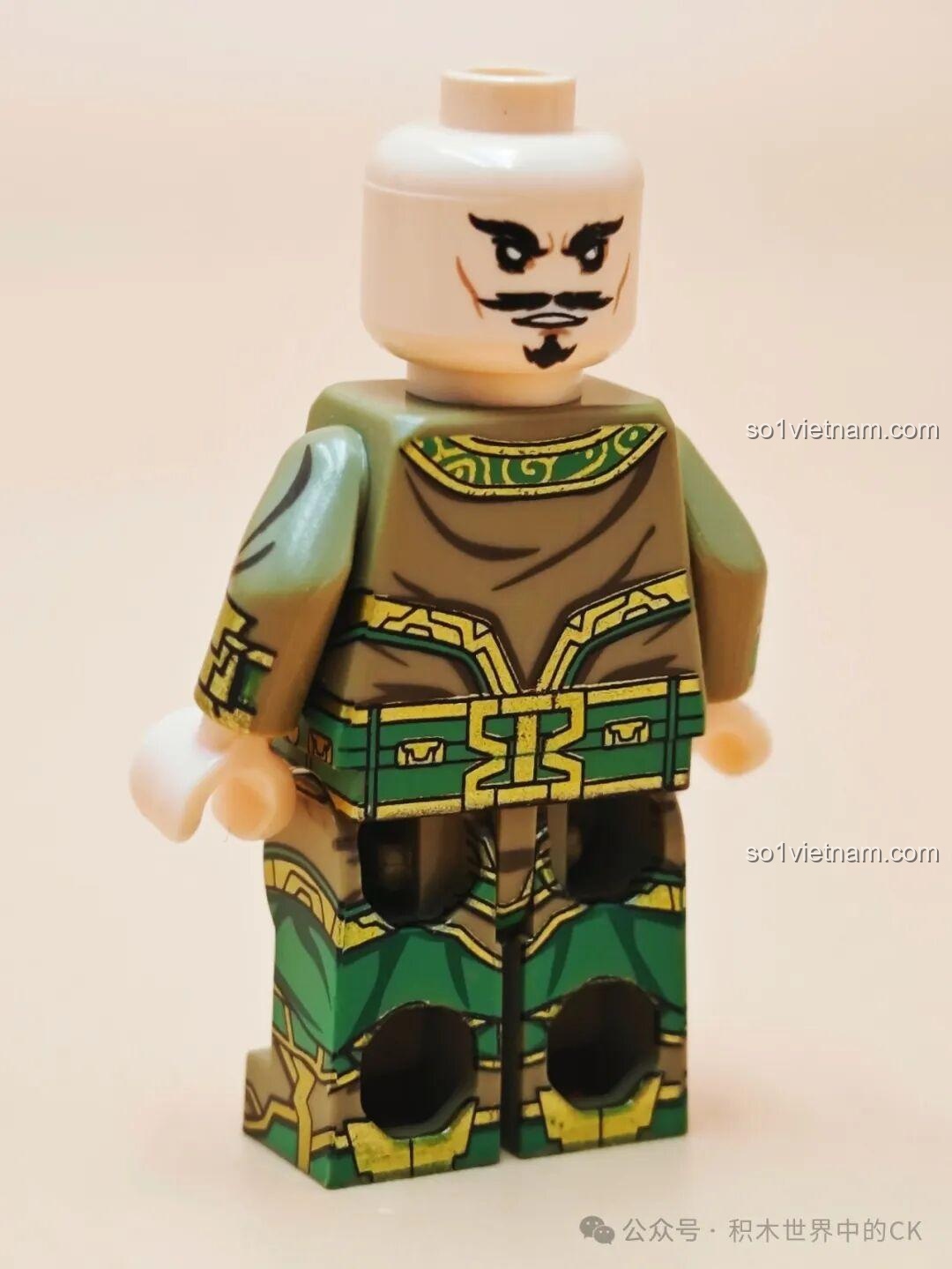 Minifigure Liêu Hóa Decool 20367 đã lắp ráp hoàn chỉnh, cầm giáo ba chĩa, đội mũ giáp vàng. Review Decool Minifigure Tam Quốc.