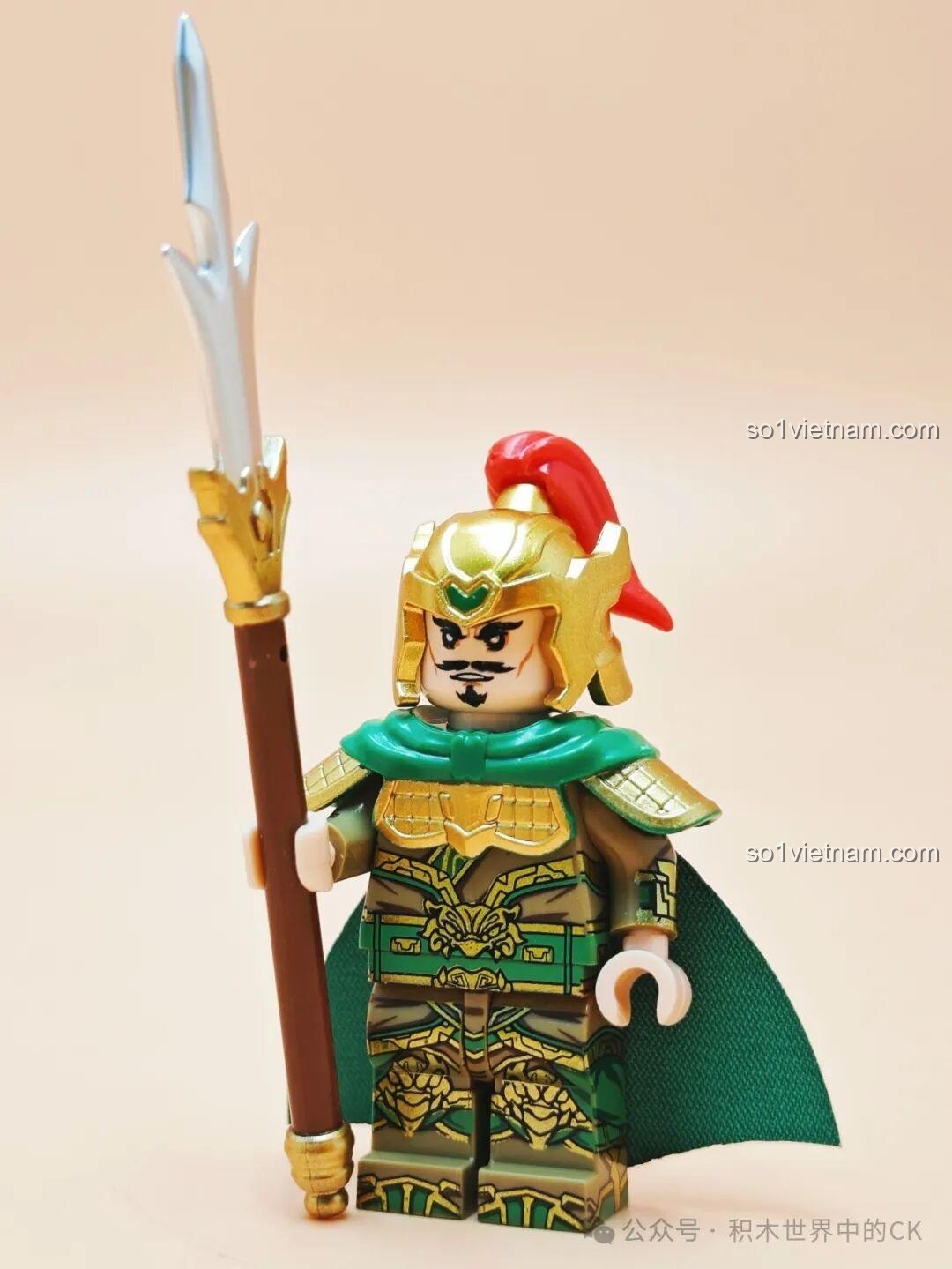 Mặt sau minifigure Liêu Hóa Decool 20367, hiển thị áo choàng và mũ giáp. Review Decool Minifigure Tam Quốc.