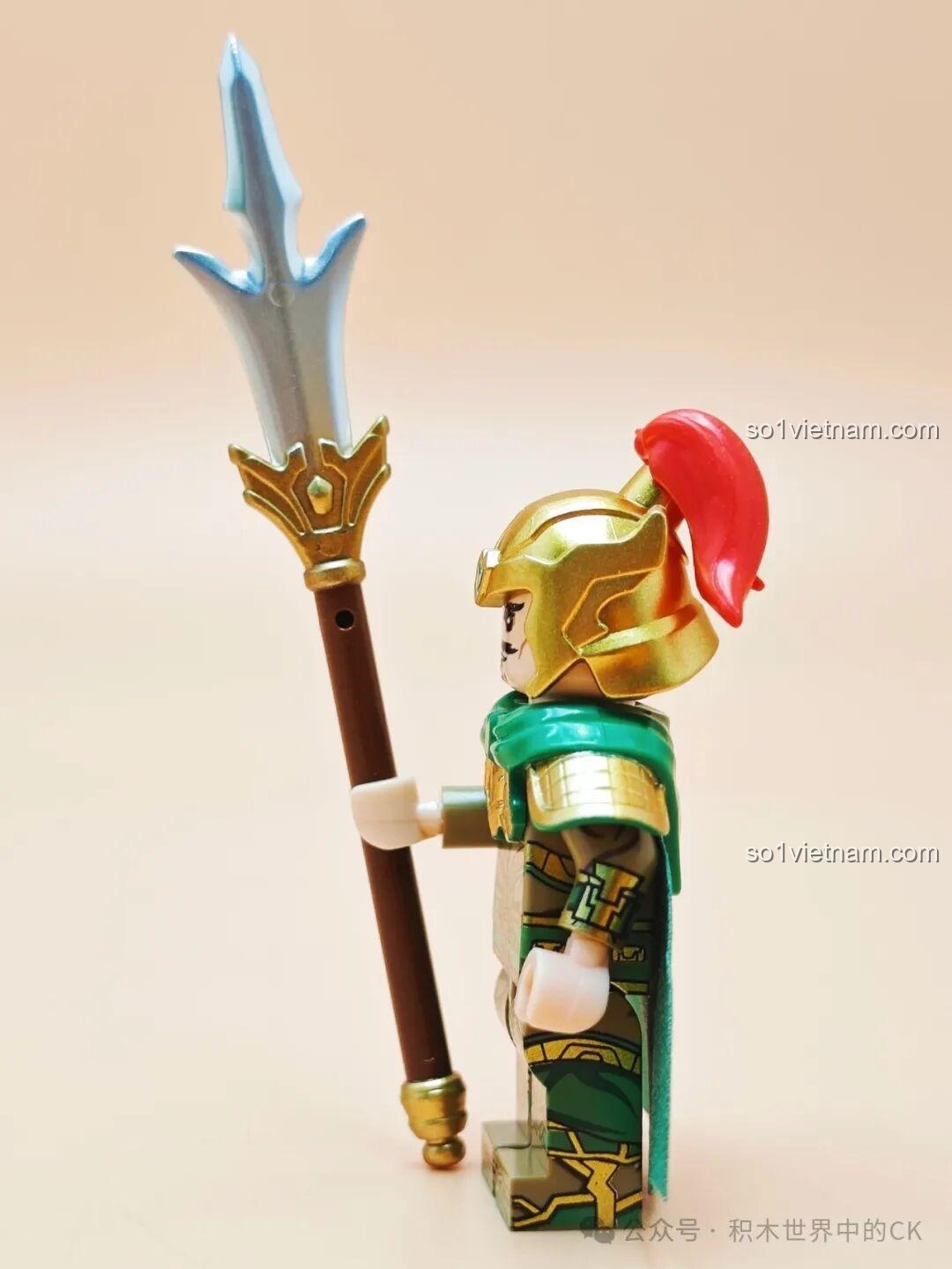 Cận cảnh gương mặt minifigure Liêu Hóa Decool 20367 với bộ râu và ánh mắt sắc sảo. Review Decool Minifigure Tam Quốc Mã Lương.