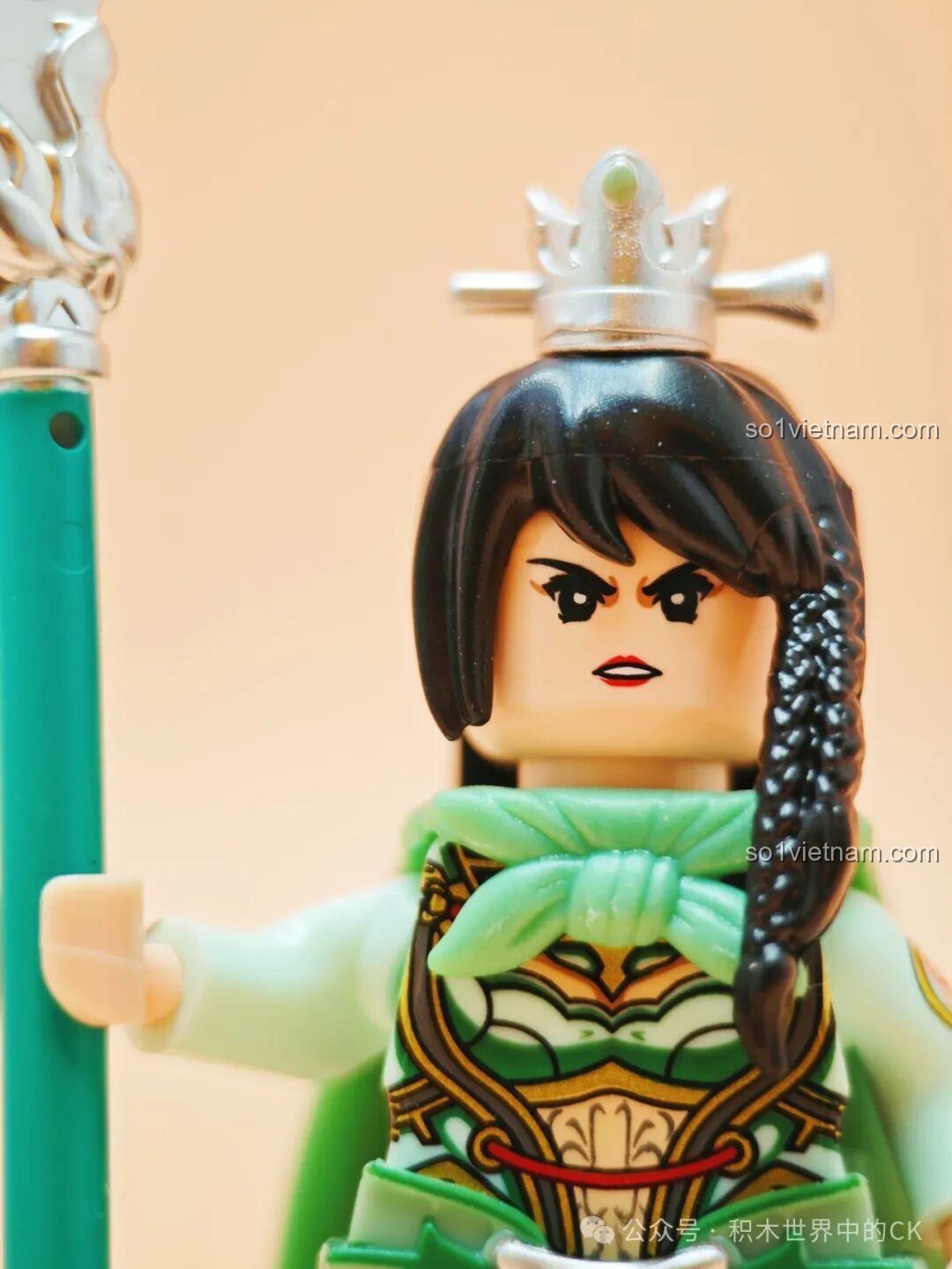 Cận cảnh thân minifigure Liêu Hóa Decool 20367 chưa lắp đầu, với giáp trụ xanh và vàng. Review Decool Minifigure Tam Quốc.