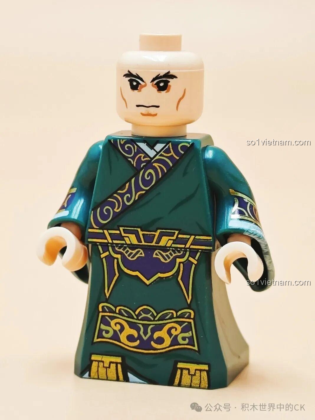 Minifigure Mã Lương Decool 20368 đã lắp ráp hoàn chỉnh, cầm bàn cờ vây, đội mũ quan vàng. Review Decool Minifigure Tam Quốc.