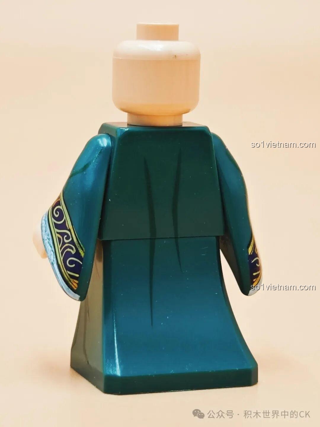 Góc nghiêng minifigure Mã Lương Decool 20368, cầm bàn cờ vây. Review Decool Minifigure Tam Quốc Mã Lương.