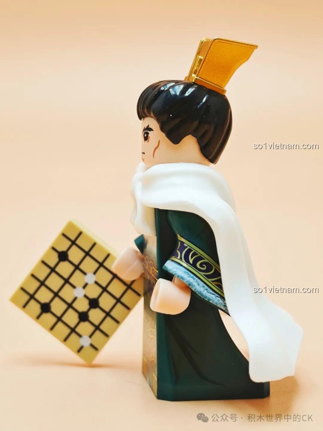 Góc nghiêng khác của minifigure Mã Lương Decool 20368, cầm bàn cờ vây. Review Decool Minifigure Tam Quốc Mã Lương.