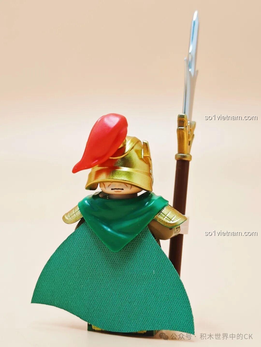Cận cảnh thân minifigure Mã Lương Decool 20368 chưa lắp đầu, với trang phục xanh lá và họa tiết vàng, tím. Review Decool Minifigure Tam Quốc.