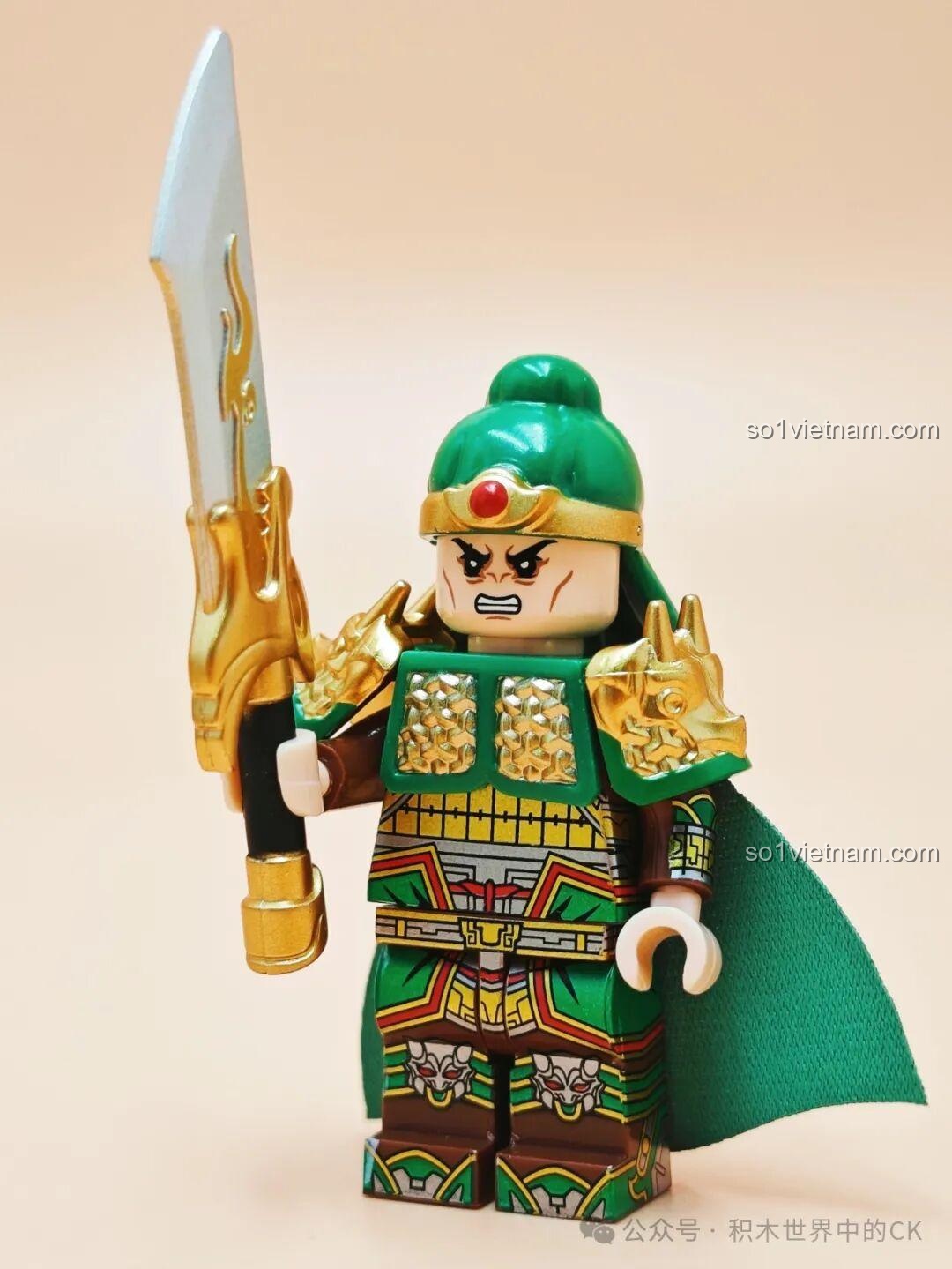 Minifigure Quan Bình Decool 20365 đã lắp ráp hoàn chỉnh, cầm đại đao, đội mũ giáp xanh. Review Decool Minifigure Tam Quốc.