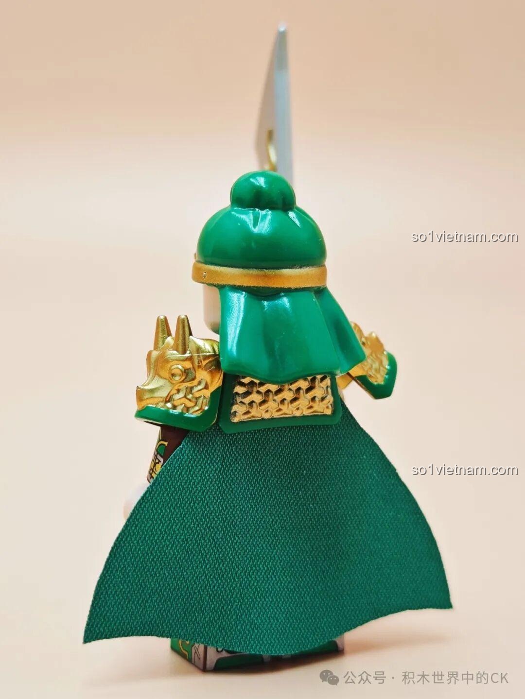 Mặt sau minifigure Quan Bình Decool 20365, hiển thị áo choàng và mũ giáp. Review Decool Minifigure Tam Quốc Mã Lương.