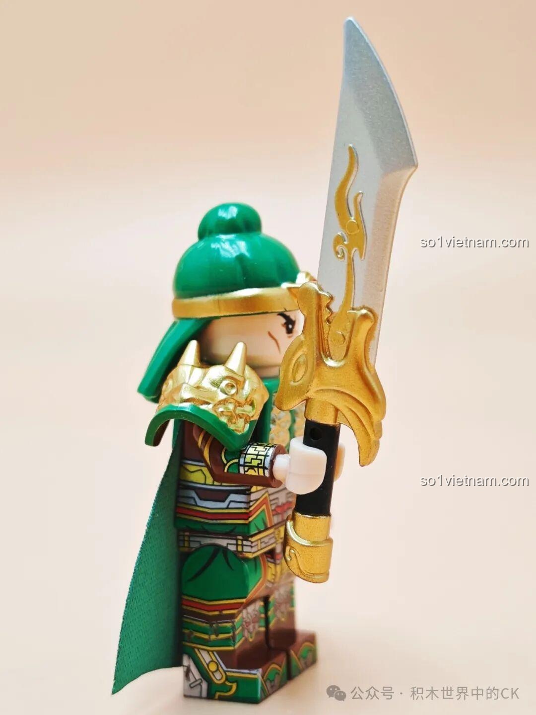 Góc nghiêng minifigure Quan Bình Decool 20365, cầm đại đao. Review Decool Minifigure Tam Quốc.