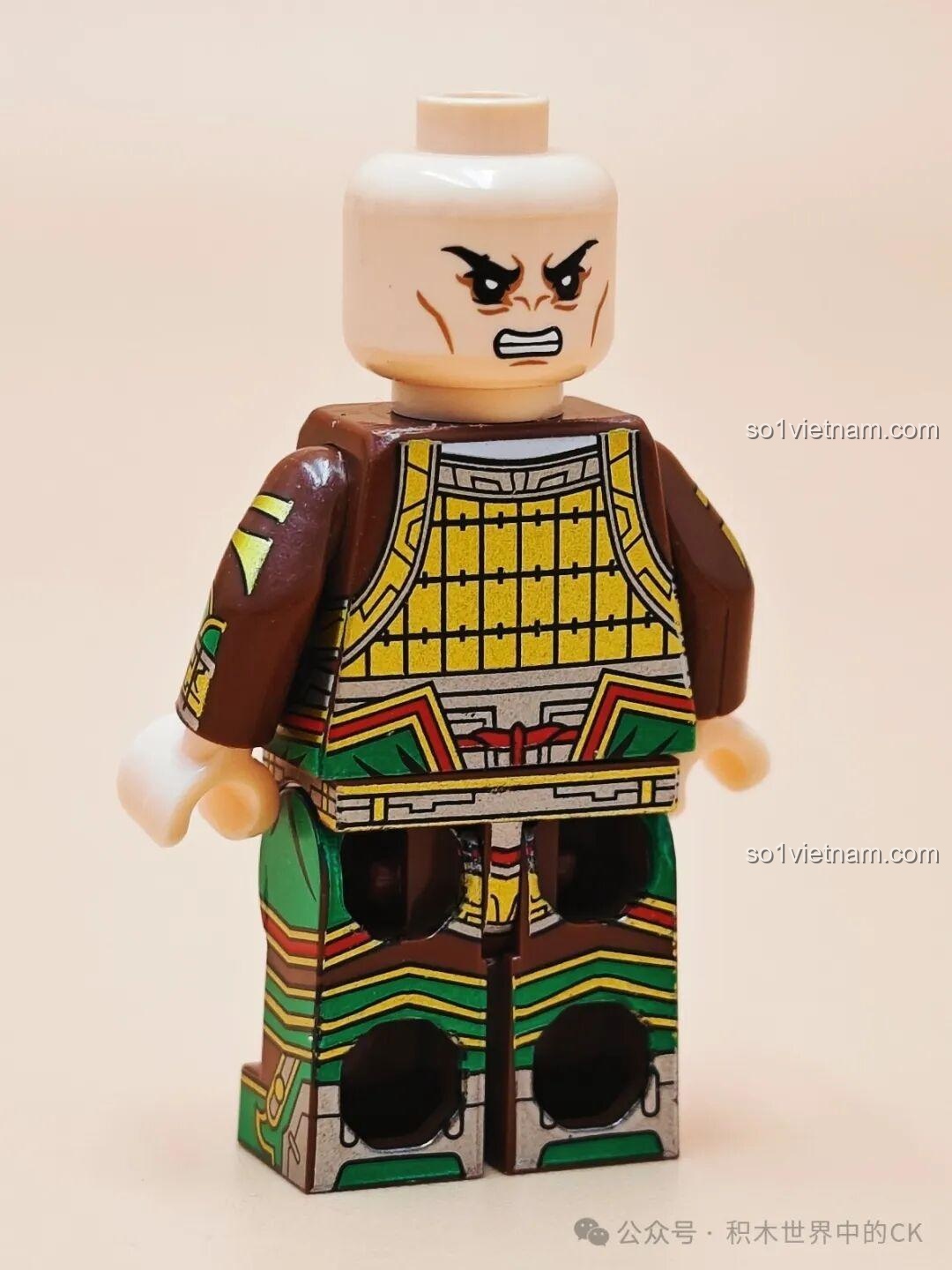 Mặt sau thân minifigure Quan Bình Decool 20365, hiển thị các chi tiết giáp trụ. Review Decool Minifigure Tam Quốc Mã Lương.