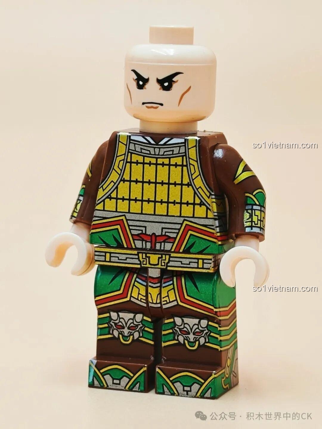 Cận cảnh thân minifigure Quan Bình Decool 20365 chưa lắp đầu, với giáp trụ xanh lá và vàng đồng. Review Decool Minifigure Tam Quốc.