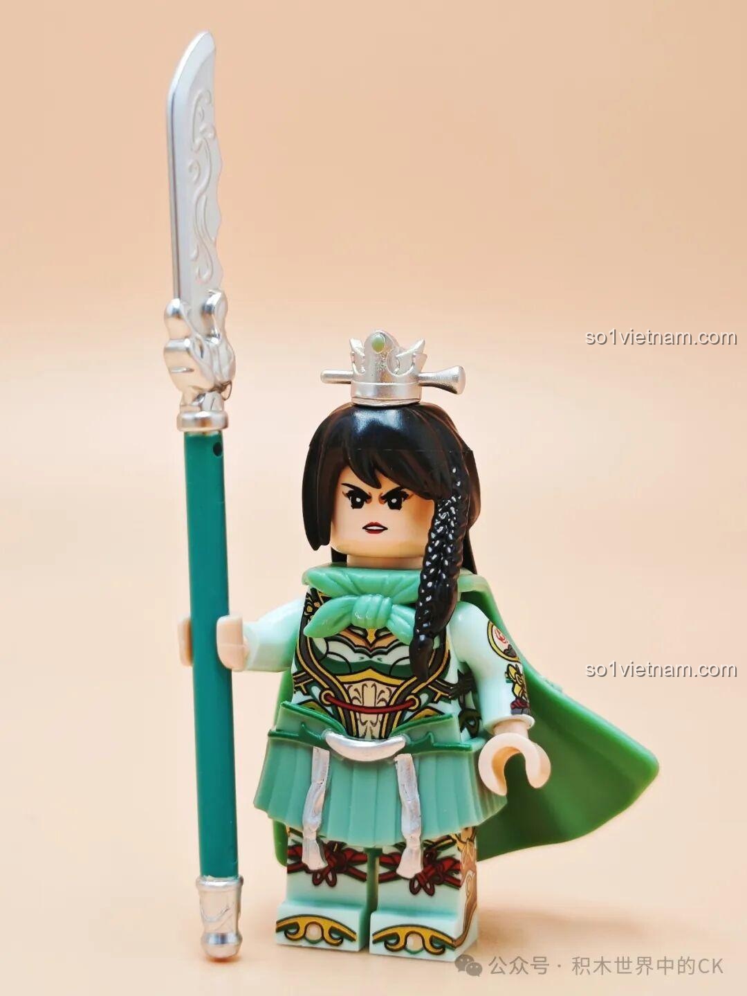 Minifigure Quan Ngân Bình Decool 20366 đã lắp ráp hoàn chỉnh, cầm trường đao, đội vương miện. Review Decool Minifigure Tam Quốc.