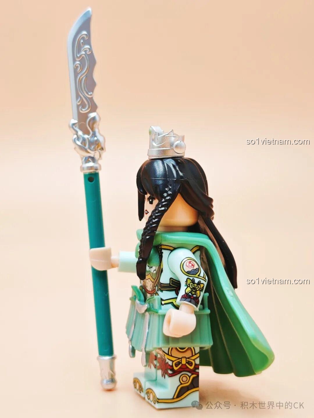 Góc nghiêng minifigure Quan Ngân Bình Decool 20366, cầm trường đao. Review Decool Minifigure Tam Quốc Mã Lương.