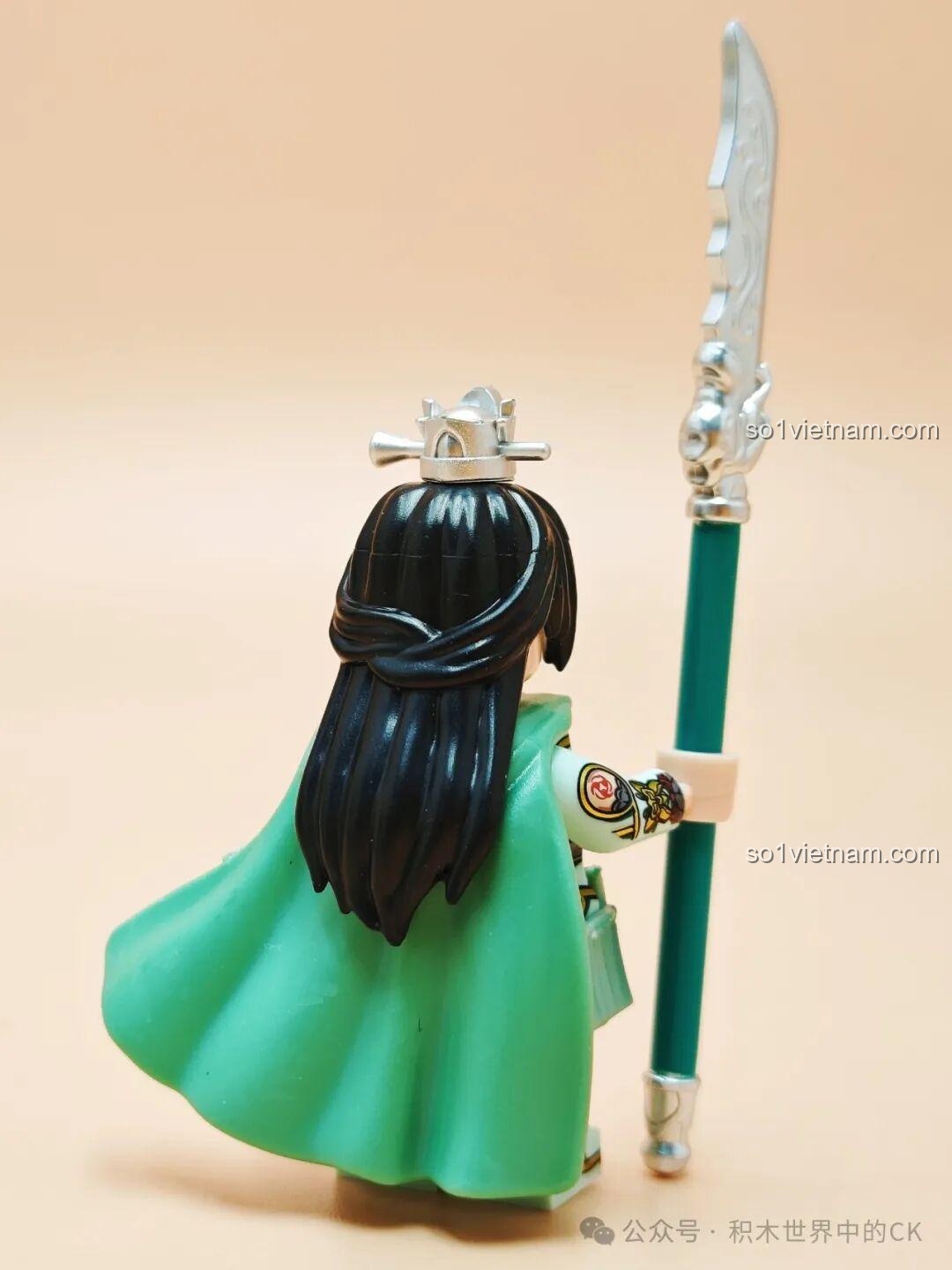 Mặt sau minifigure Quan Ngân Bình Decool 20366, hiển thị mái tóc dài và áo choàng. Review Decool Minifigure Tam Quốc.