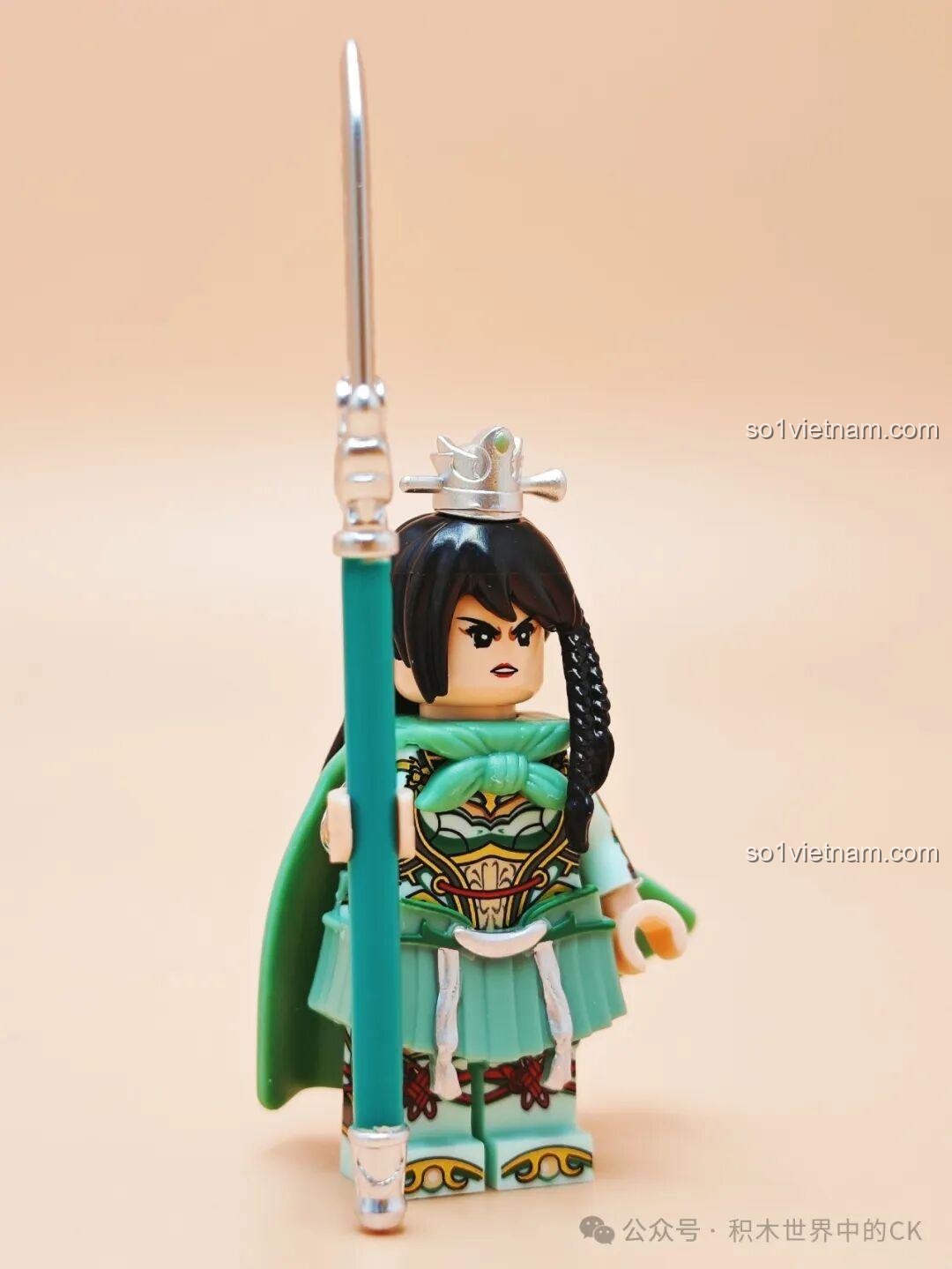 Cận cảnh gương mặt minifigure Quan Ngân Bình Decool 20366 với biểu cảm quyết đoán. Review Decool Minifigure Tam Quốc Mã Lương.