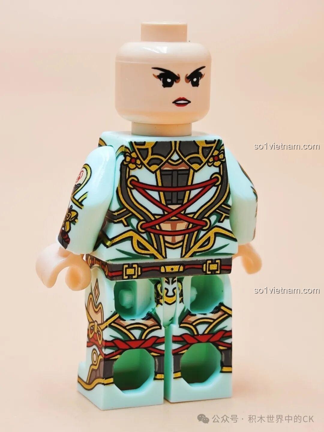 Mặt sau thân minifigure Quan Ngân Bình Decool 20366, hiển thị các chi tiết trang phục. Review Decool Minifigure Tam Quốc Mã Lương.