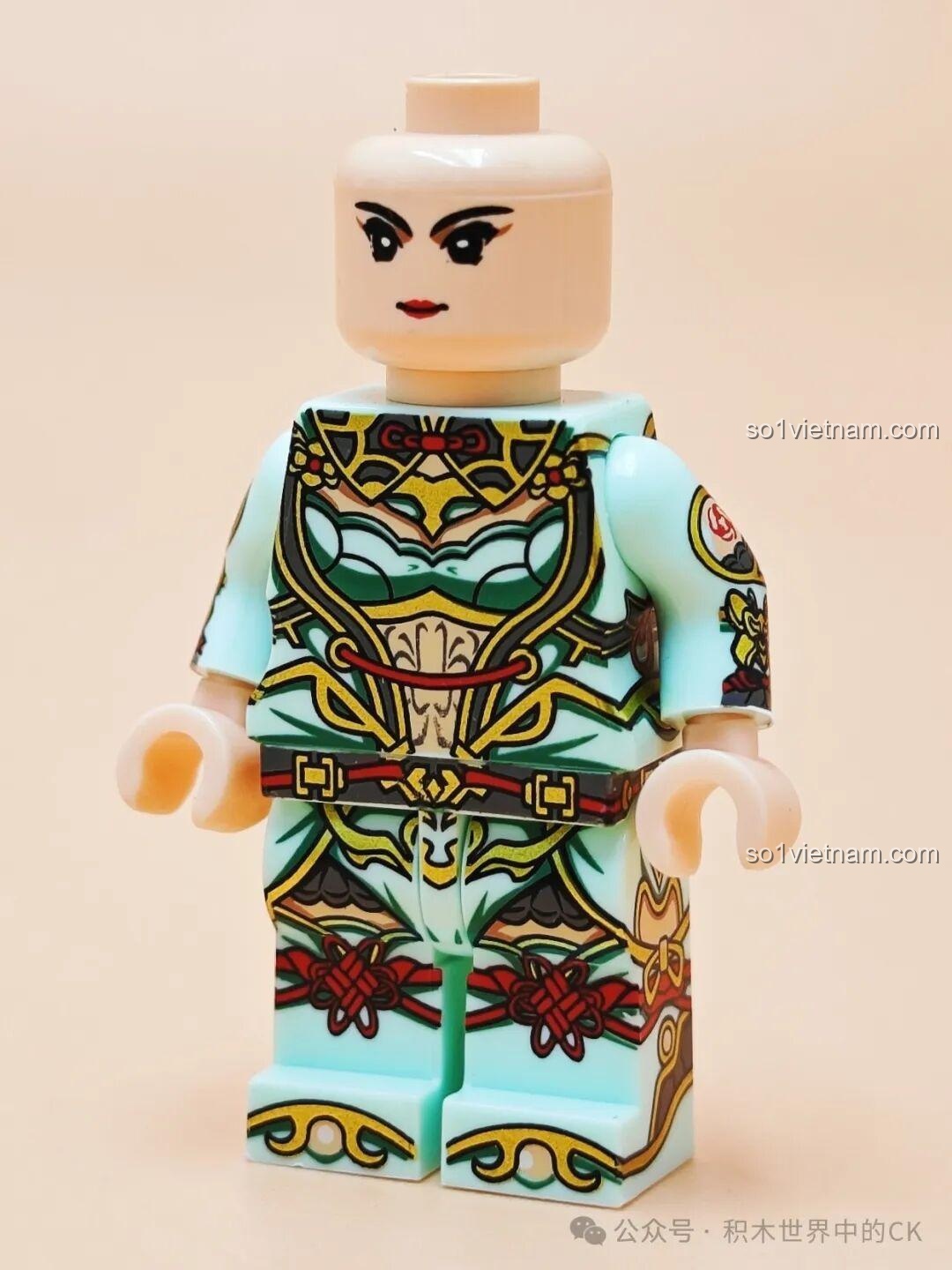 Cận cảnh thân minifigure Quan Ngân Bình Decool 20366 chưa lắp đầu, với trang phục xanh ngọc và họa tiết tinh xảo. Review Decool Minifigure Tam Quốc.