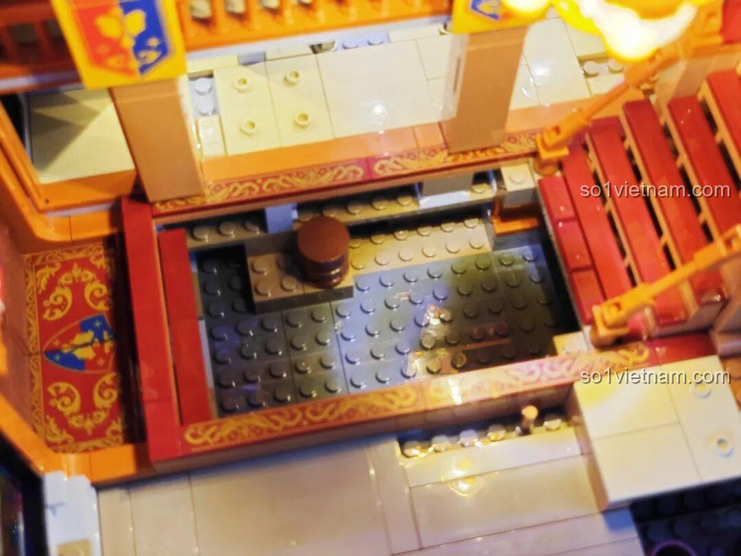 Đèn chùm và cờ hiệu trang trí nội thất của Sảnh Tiệc Hoàng Gia Lumibricks L9071, tạo không khí lễ hội.