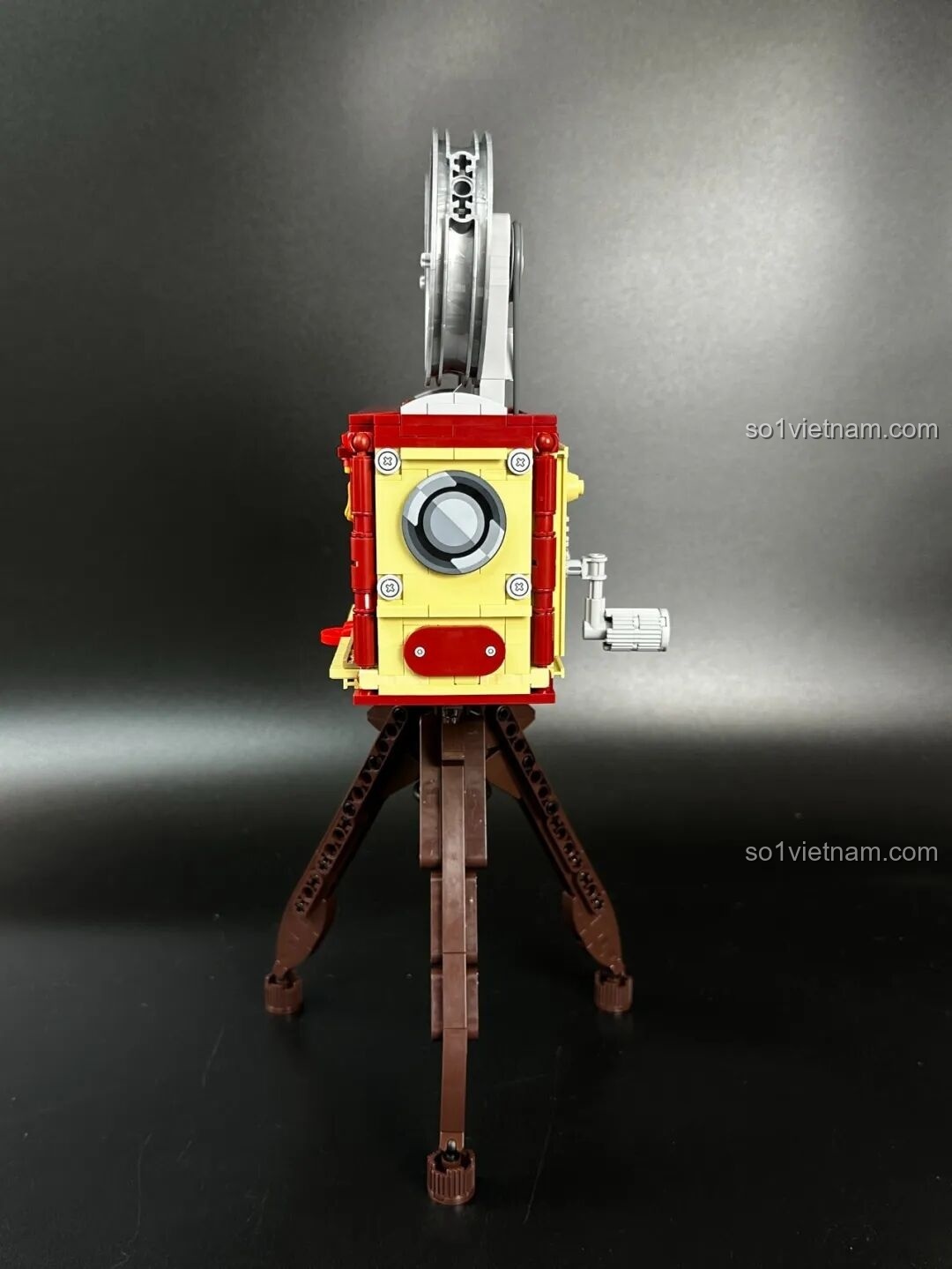 Đèn LED bên trong mô hình Pantasy Máy Chiếu Phim Cổ Điển Retro 85010 phát sáng, minh họa tính năng chiếu sáng của máy chiếu.