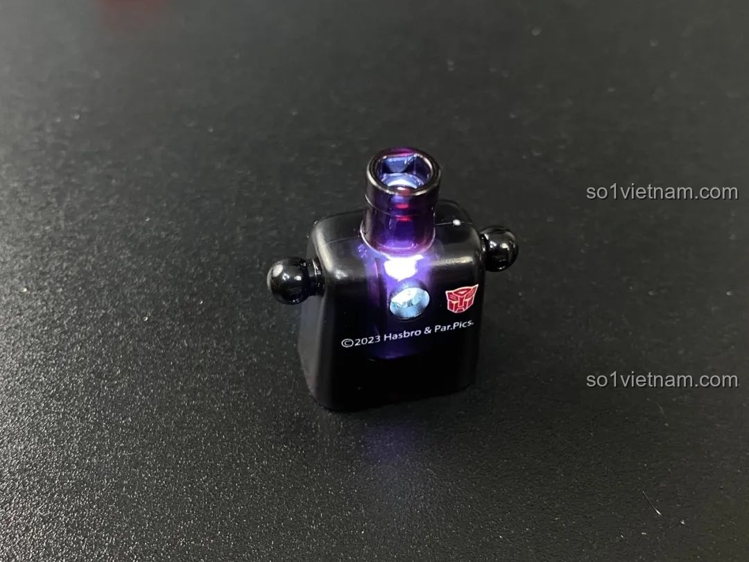 Cụm đèn LED của mô hình Blokees Transformers đang phát sáng màu tím xanh đẹp mắt sau khi được kích hoạt.