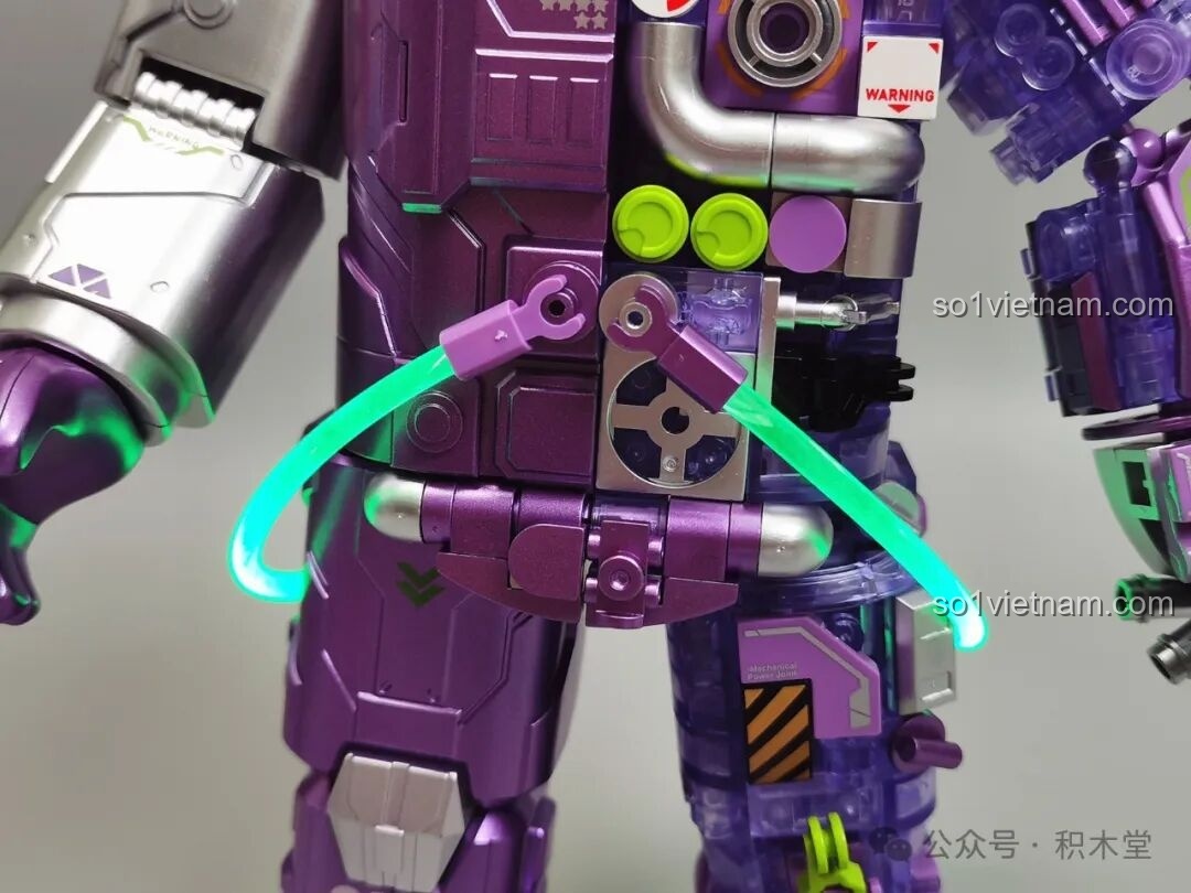 Ánh sáng từ đèn LED được dẫn qua hai ống mềm xuống phần hông của bộ giáp không gian TOP TOY TC1412.