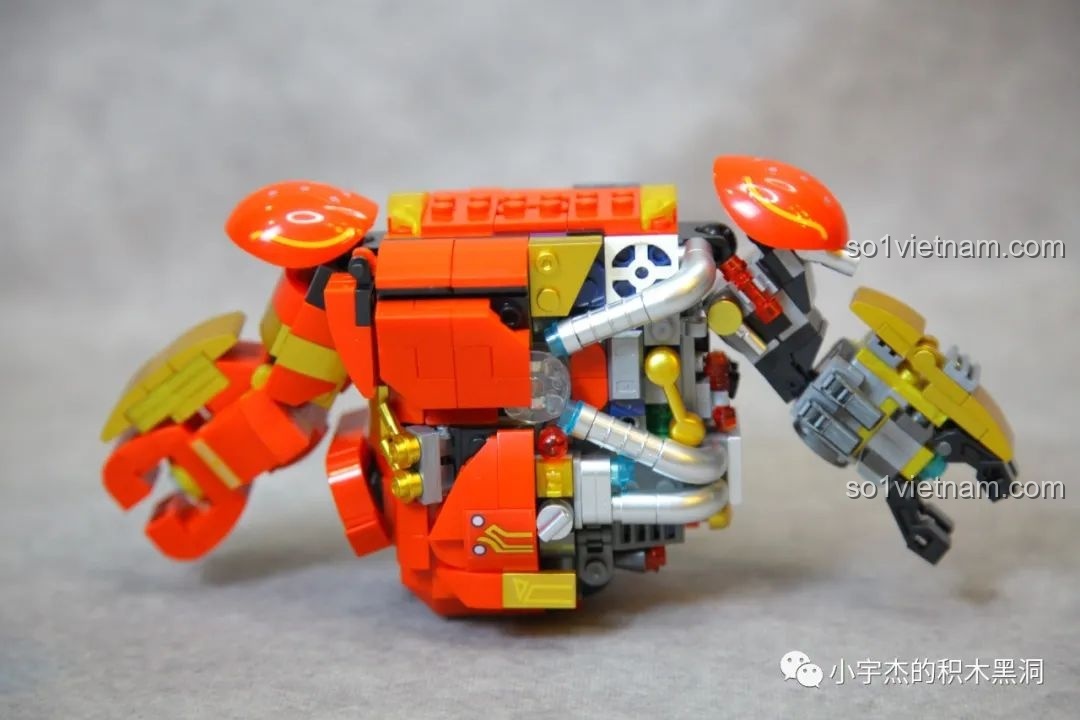 Đèn LED ở ngực robot ZHEGAO GZ8008 đang phát sáng, tạo điểm nhấn nổi bật cho mô hình.