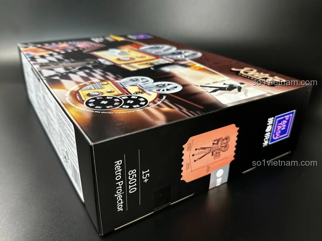 Đèn LED của bộ Pantasy Máy Chiếu Phim Cổ Điển Retro 85010 đang phát sáng, minh họa tính năng chiếu sáng của mô hình.