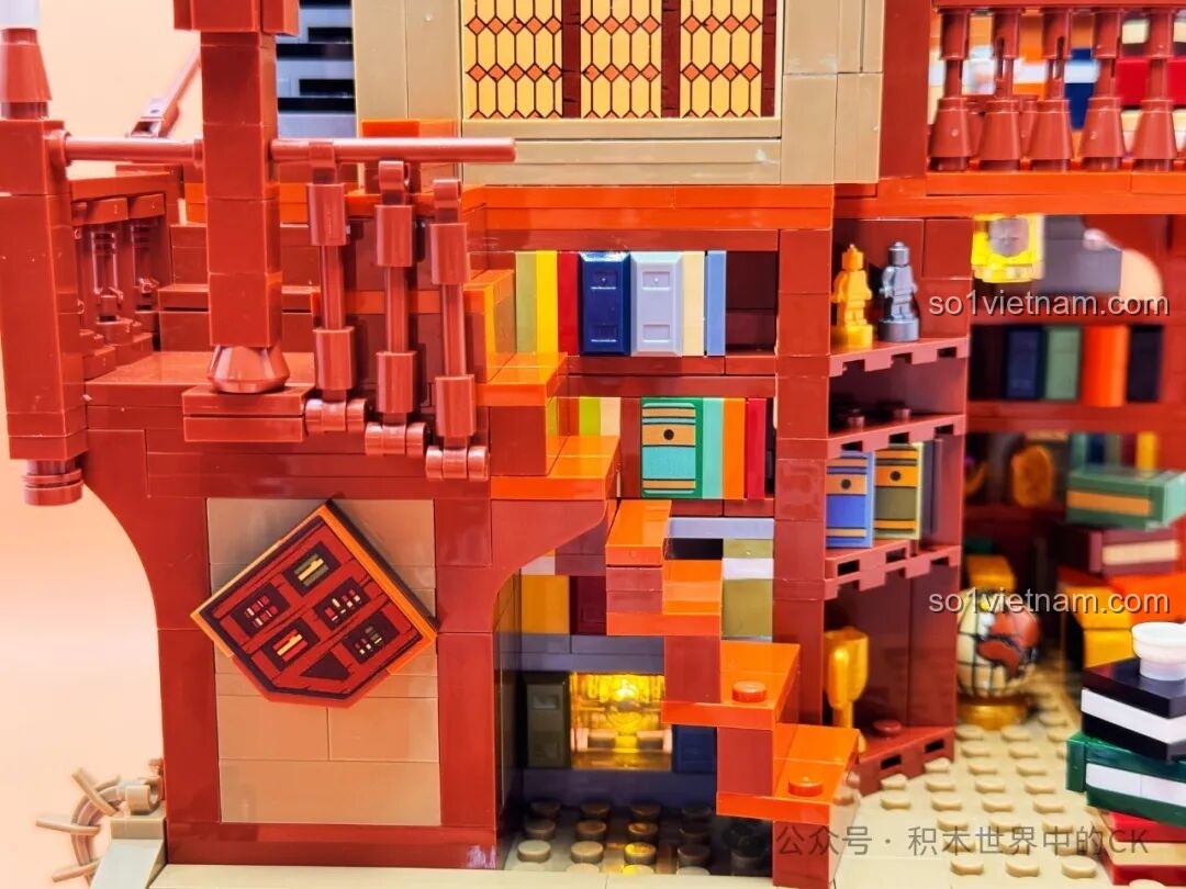 Kệ sách và quả địa cầu trên tầng hai của JIESTAR 57016 Thư viện Châu Âu sáng rực với đèn LED.