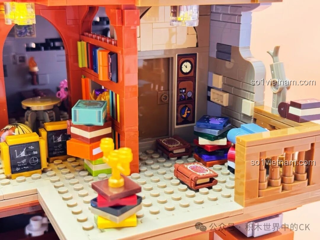 Nội thất tầng trệt của JIESTAR 57016 Thư viện Châu Âu sáng bừng với hệ thống đèn LED ấm áp.