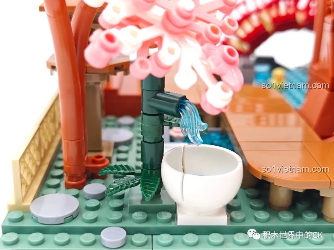 Chiếc đèn lồng cổ kính, mang đậm nét kiến trúc truyền thống Nhật Bản trong bộ đồ chơi Keeppley K20901.