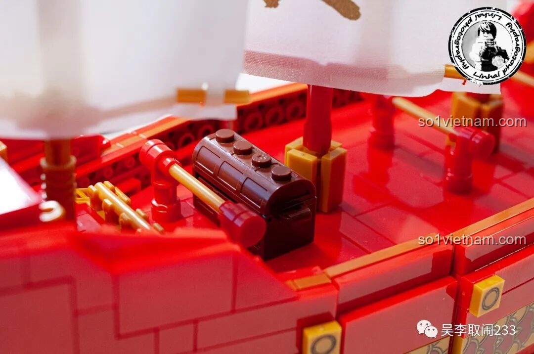 Hình ảnh tham khảo đèn lồng trên thuyền báu cổ, cho thấy sự tương đồng với chi tiết đèn lồng của Thuyền Rồng Tụ Phúc FC6007 Forange.