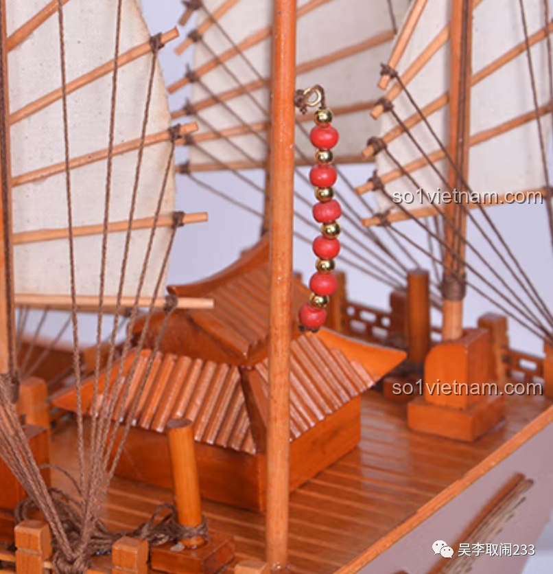 Những chiếc đèn lồng đỏ nhỏ xinh treo ở đuôi Thuyền Rồng Tụ Phúc FC6007 Forange, tăng thêm vẻ đẹp truyền thống và không khí lễ hội.