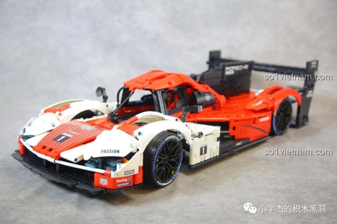 Chi tiết cửa xe của Porsche 963 GULY