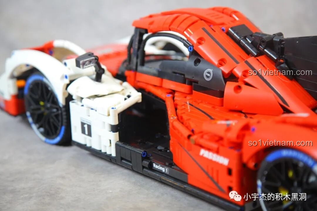 Chi tiết đèn hậu của Porsche 963 GULY