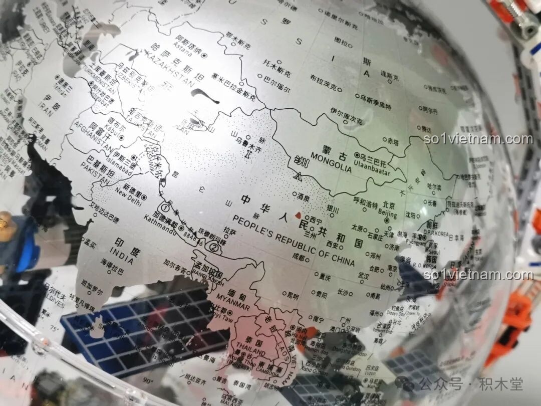 Cận cảnh bản đồ khu vực Châu Á trên quả địa cầu trong suốt của mô hình Địa cầu Bình Minh JAKI CK003. Địa cầu khoa học viễn tưởng K003 giá rẻ.