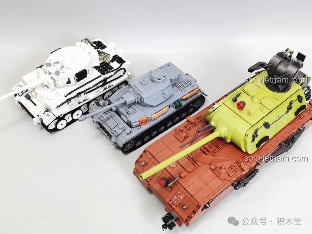 Remote điều khiển từ xa của xe tăng Maus 12GO 98002 với các nút chức năng tiến lùi, xoay.