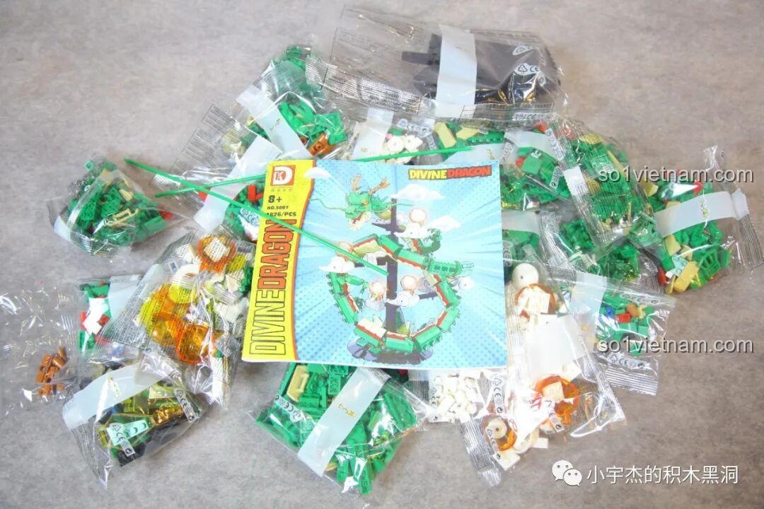 Mở hộp bộ lắp ghép Rồng Thần Shenron DK, bên trong có nhiều túi chi tiết và sách hướng dẫn lắp ráp chi tiết.