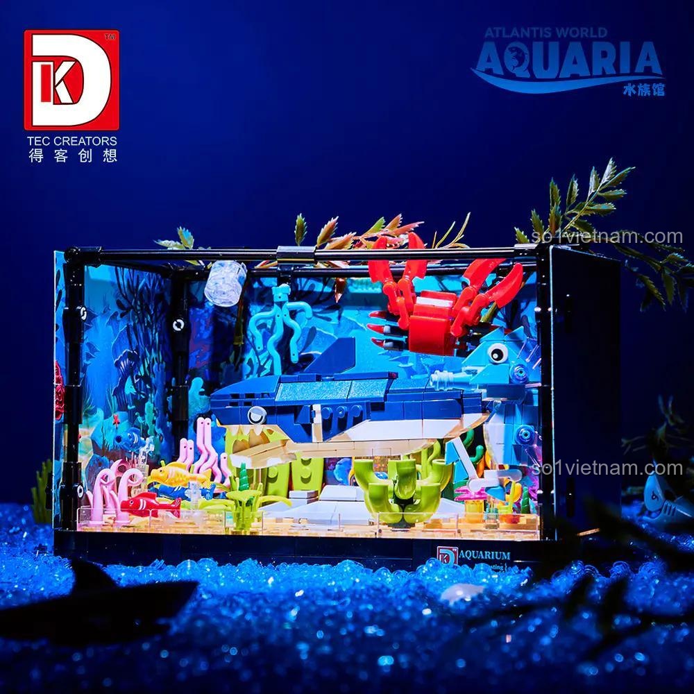 Mô hình bể cá đại dương DK 7020 được chiếu sáng lung linh, làm nổi bật các sinh vật biển lắp ráp bên trong.