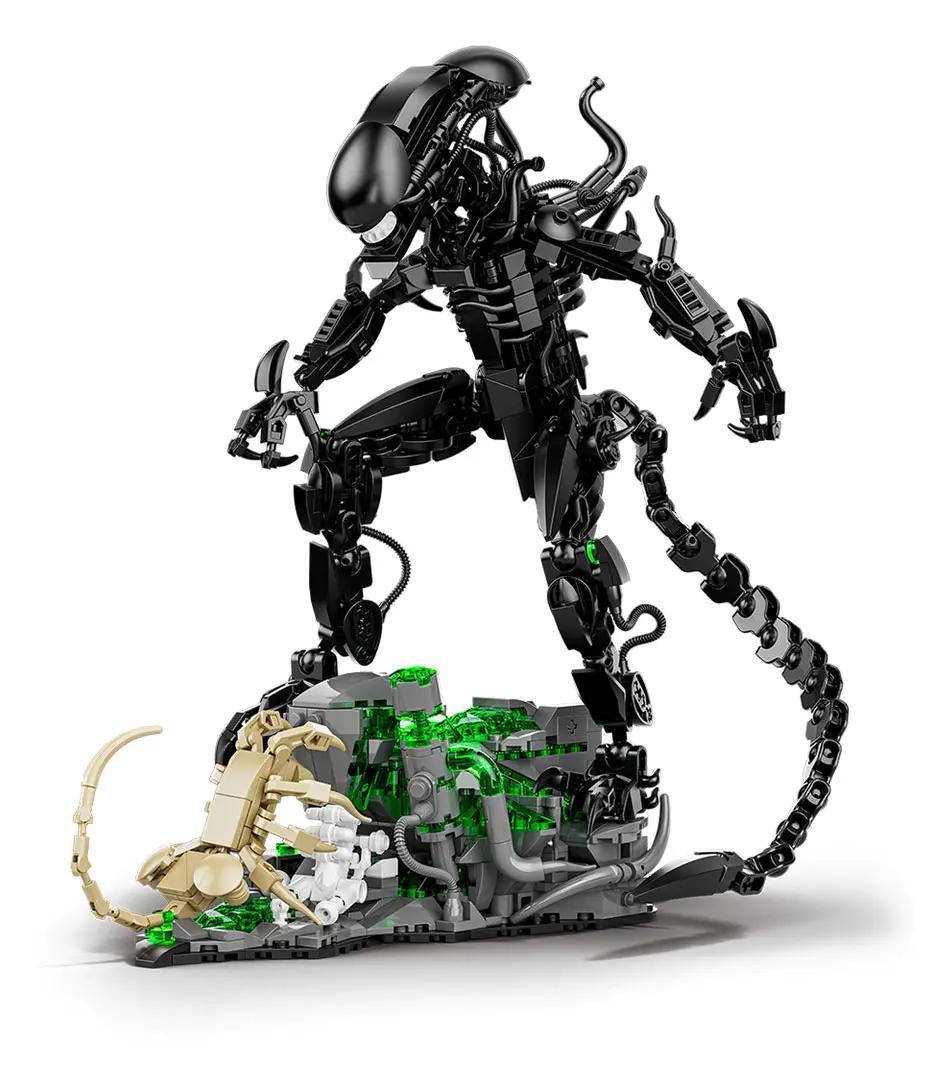 Mô hình Alien Monsters DK 7048 màu đen, đứng trên đế có bọ cạp và đèn xanh lá, đồ chơi lắp ghép cho bé 8 tuổi