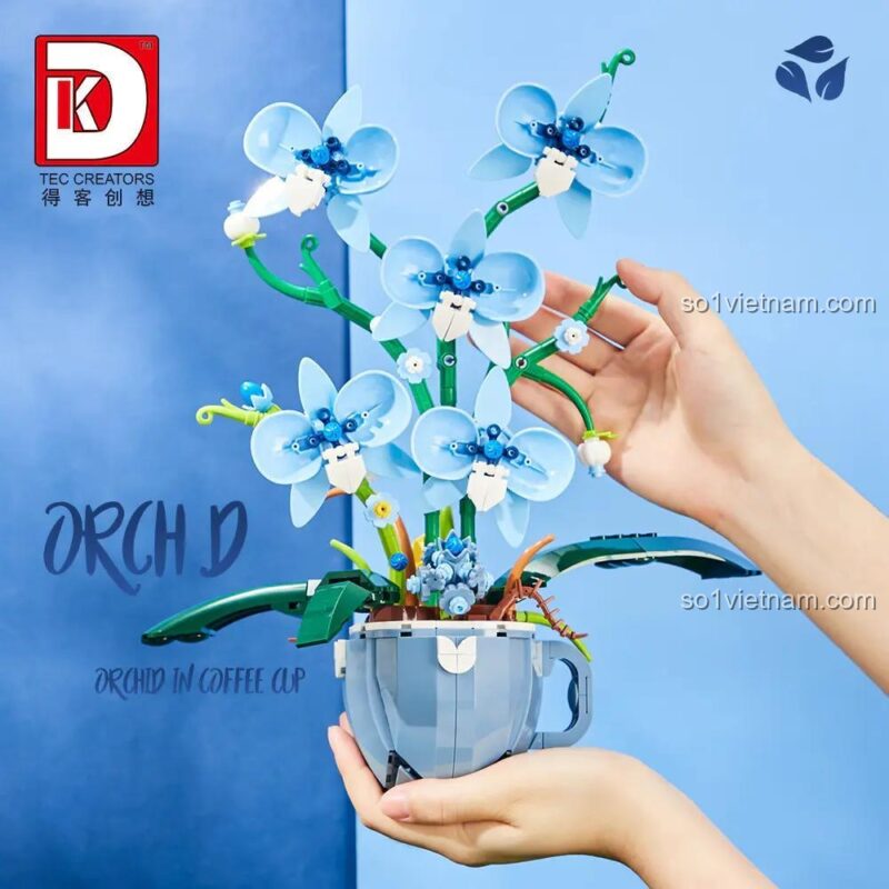 Cầm mô hình Lan Hồ Điệp Cà Phê Xanh DK3004 trên tay, bộ lắp ghép 567 mảnh, đồ chơi trang trí