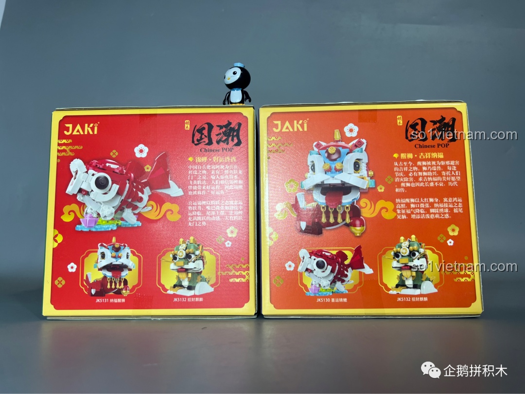 Thông tin chi tiết về đồ chơi lắp ráp JAKI Sư Tử Thức Tỉnh Ban Phúc và Cá Chép May Mắn được in rõ ràng trên mặt sau hộp, giúp người chơi hiểu rõ hơn về sản phẩm.