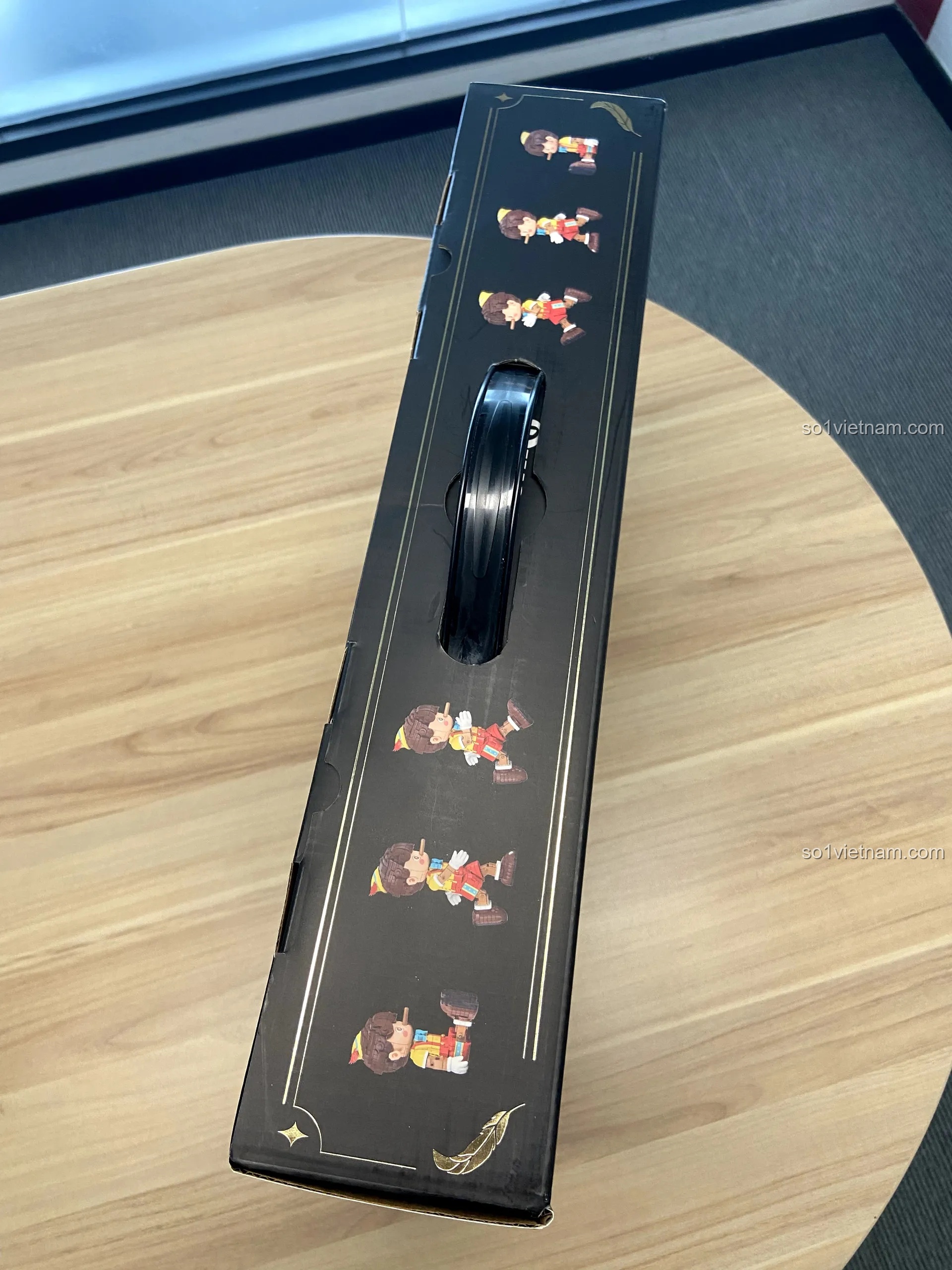 Cận cảnh quai xách tiện lợi và hình ảnh Pinocchio đáng yêu trên hộp bộ lắp ghép Wekki 506186.