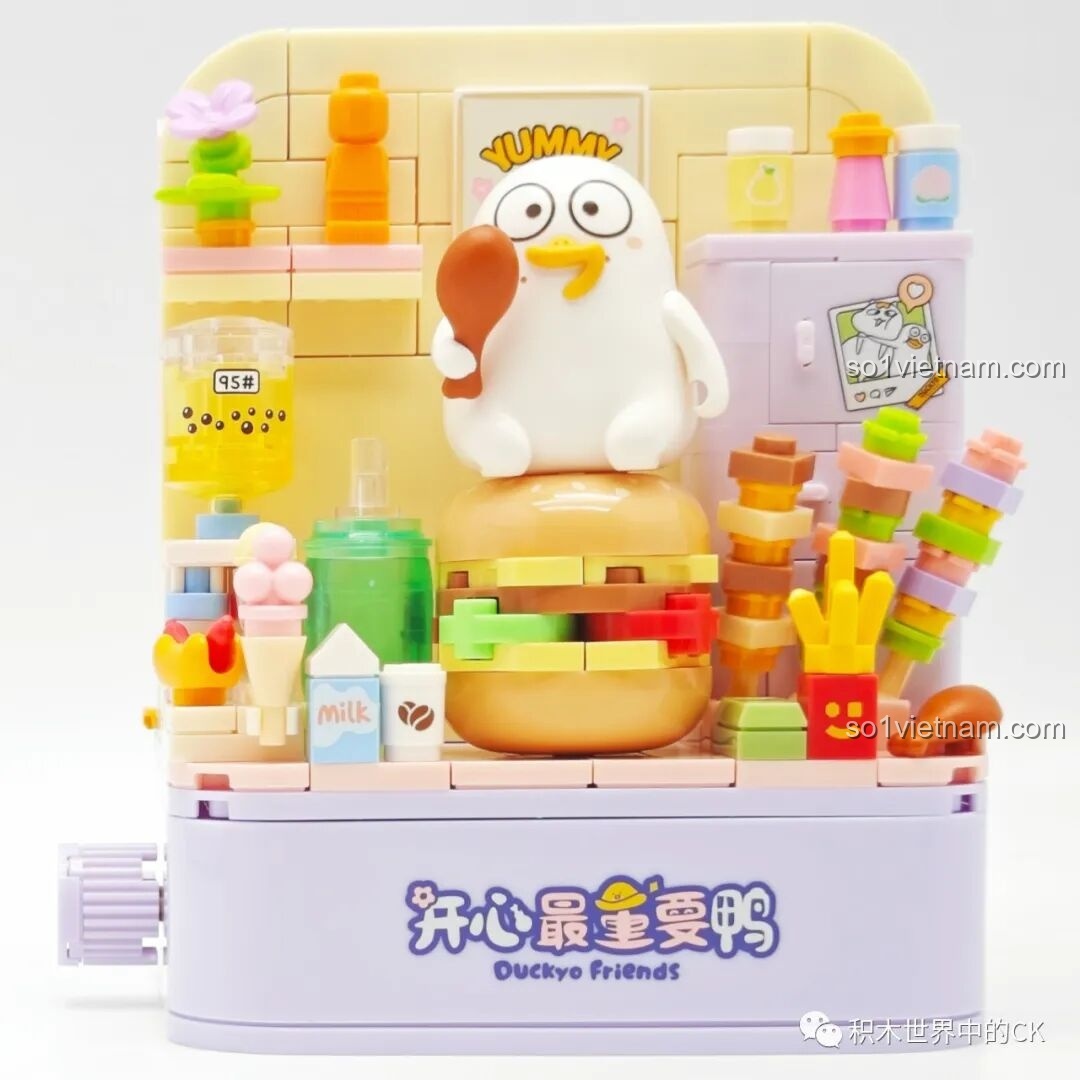 Góc nhìn nghiêng của đồ chơi lắp ráp Vịt Liu foodie, khoe trọn vẹn các món ăn mini đầy màu sắc và hấp dẫn.