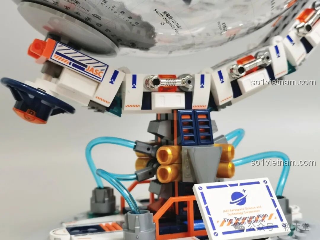 Chi tiết trục xoay của mô hình Địa cầu Bình Minh JAKI CK003, với các ống màu xanh dương và logo JASC. Đồ chơi mô hình Trái Đất có không gian cho bé trai trên 8 tuổi.