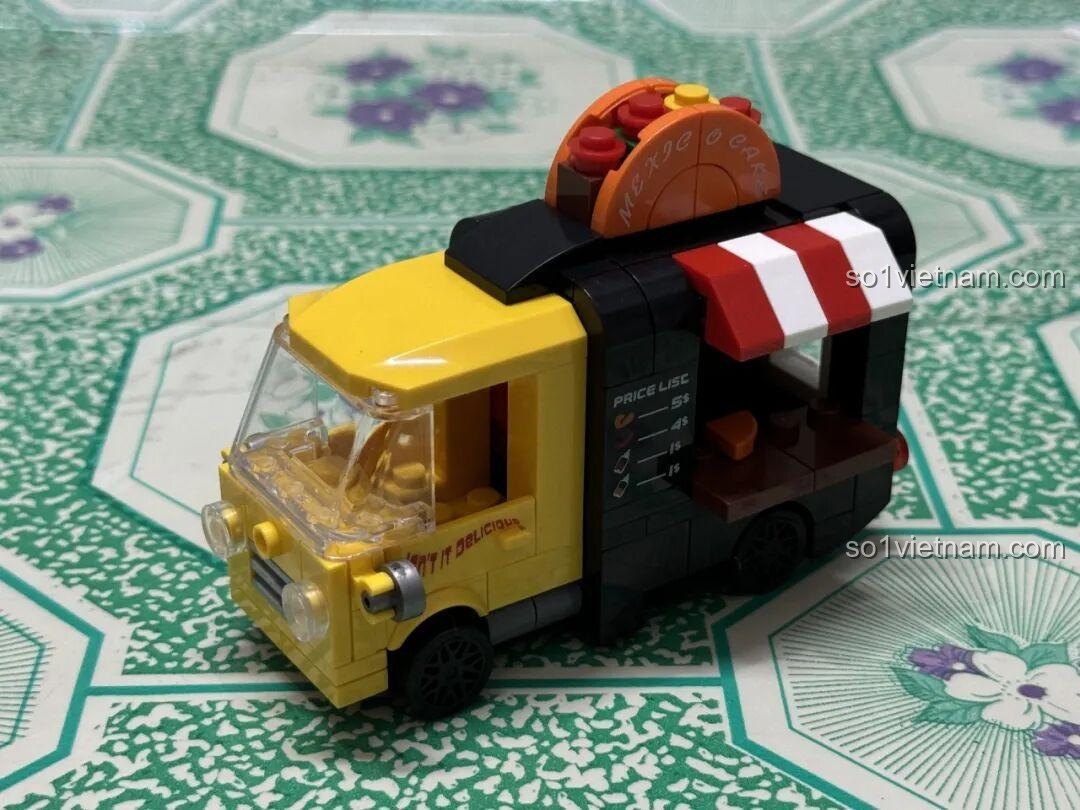 Mặt bên trái của Decool 22046 Xe Tải Bán Đồ Ăn Di Động hoàn chỉnh, với mái che và bảng giá menu.