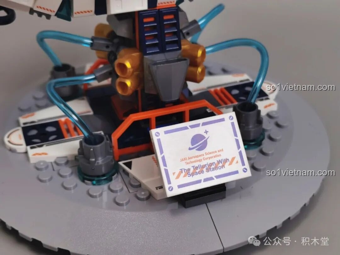 Tấm bảng tên nhỏ với logo JAKI và dòng chữ 