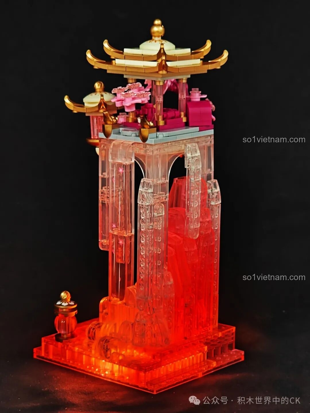 Góc nhìn khác của bộ đồ chơi trang trí Vọng nguyệt lâu EMUE giá tốt khi bật đèn, nổi bật trên nền đen.